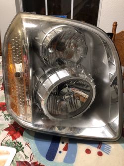 2008 GMC Yukon passenger side light