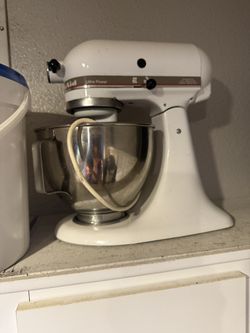 Kitchen Aid White Mixer, Working Perfectly. Lightly Used. Bowl and beater accessories included, no lid 