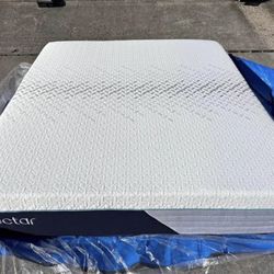 LIKE NEW! Nectar Premier Hybrid King Mattress - Delivery Available!