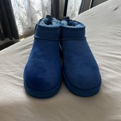UGGS (blue short cut)