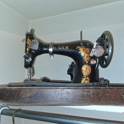 1900s Antique Singer Sewing Machine