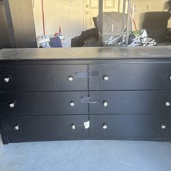Dresser Lamp And Coffee Table 