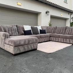 Stunning Gray Sectional Couch In Perfect Condition - Free Delivery 🚚