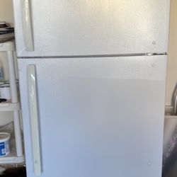 Insignia 18.1 Cu. ft. Top-Freezer Refrigerator