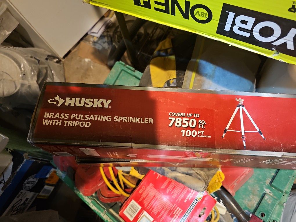 Husky Puksating Sprinkler With Tripod
