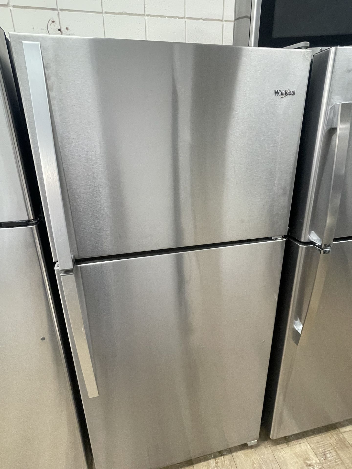 30’’ Whirlpool 18.2 Cuft Stainless Steel Refrigerator In Excellent Working Condition