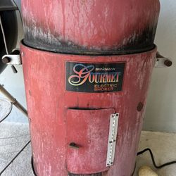 Brinkmann Gourmet Electric Smoker. Old But Still Useful. Missing One Stand. 