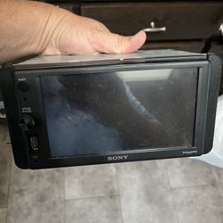 Sony Apple CarPlay. 6.2” Built In Bluetooth 