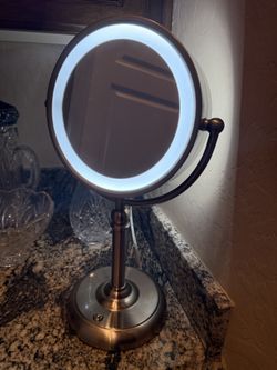 Lighted Vanity Makeup Mirror – Dual Sided