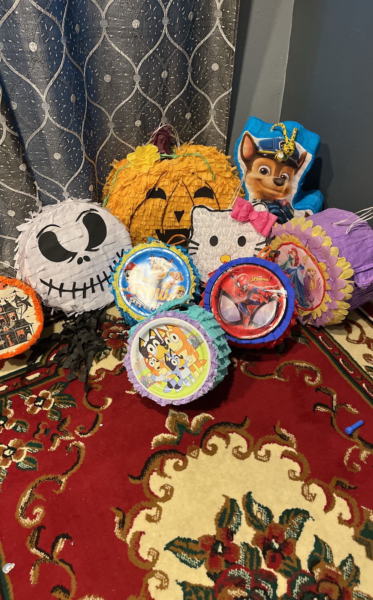 Piñatas pequeñas y medianas de un pie y de dos pies desde $25