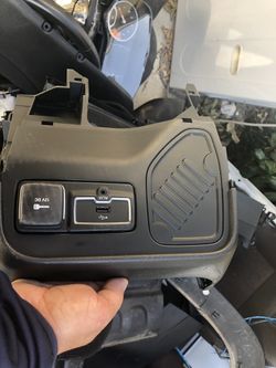 2016 Jeep renegade console USB port