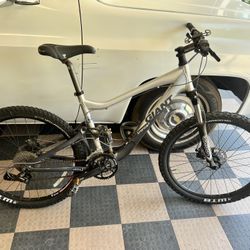 Giant Trance 2 Medium Sized Mountain Bike