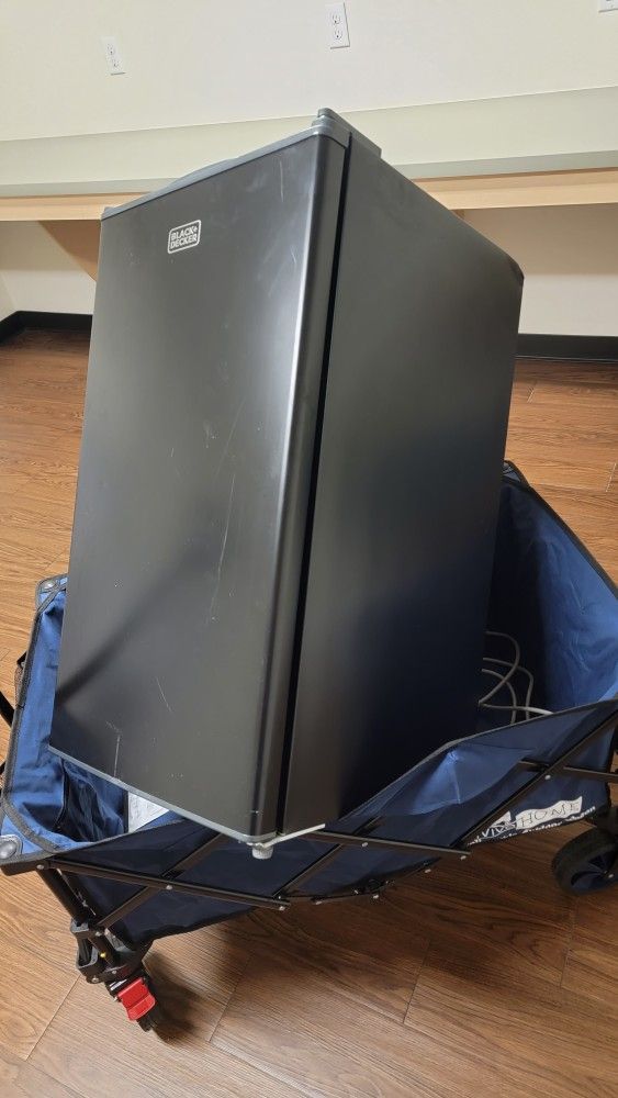 Mini Fridge ( Black And Decker) 4.3cu ft
