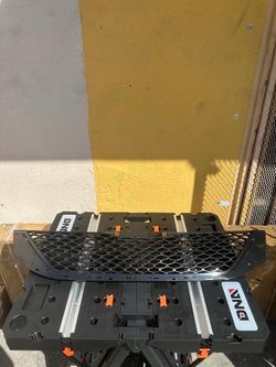 11-17 Toyota Sienna Se Black Front Bumper Upper Grill