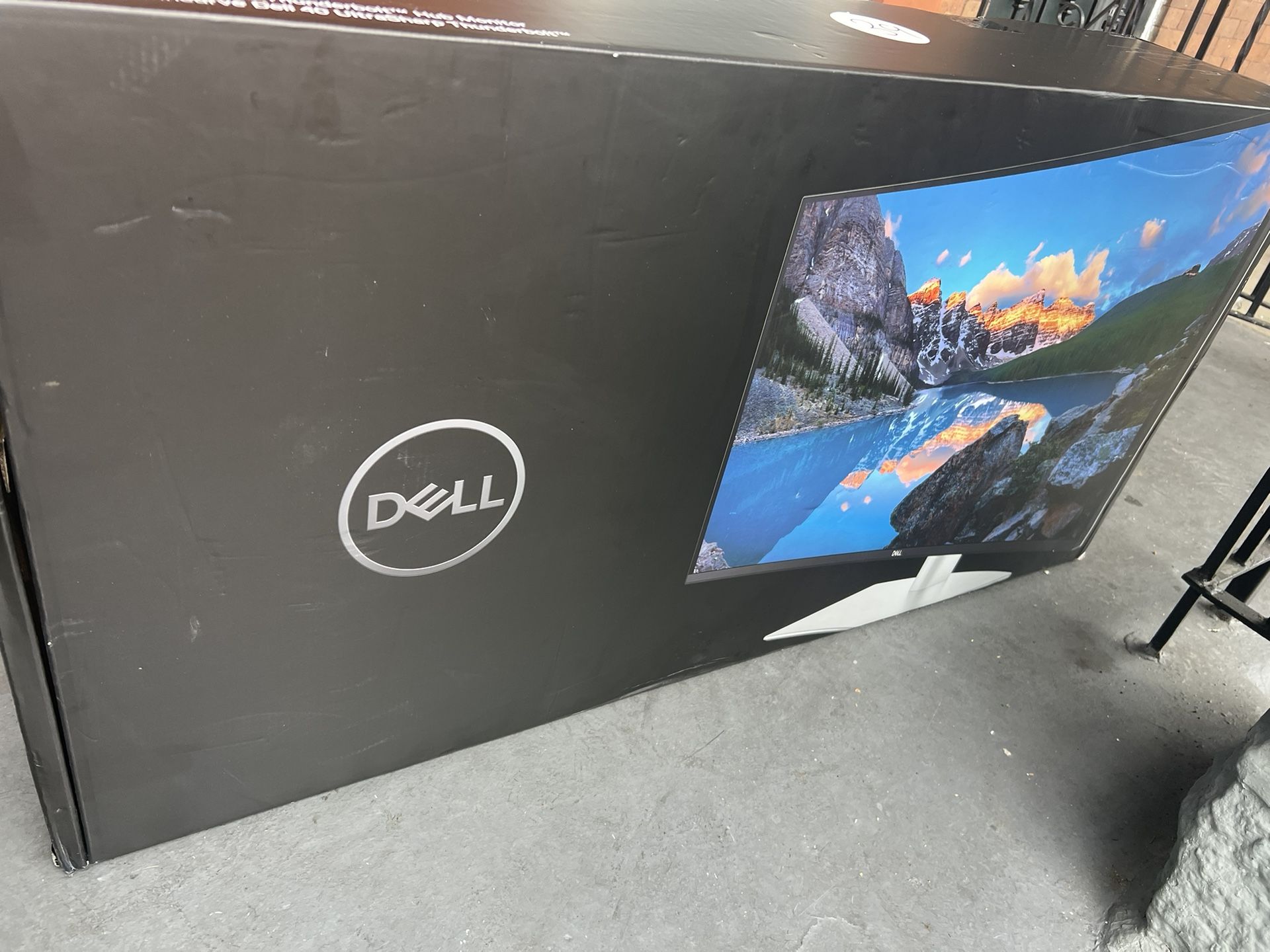Dell UltraSharp 40 Curved Thunderboltâ„¢ Hub Monitor