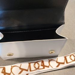 Fashionable White Square Bag With Strap