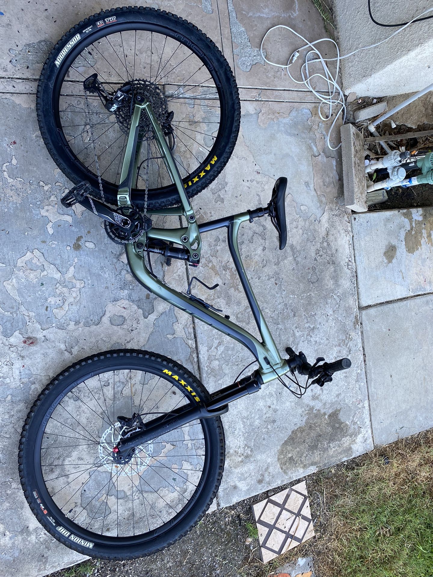 2019 Giant Reign 2 29” Mountain Bike