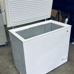 GE 7.0 Cu. Ft. Manual Defrost Chest Freezer - White 