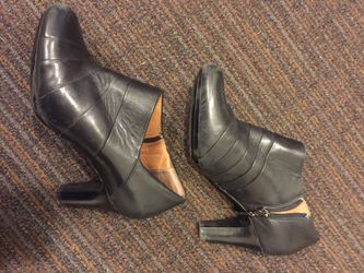 Clark's women's leather ankle boots sz7 Like New!