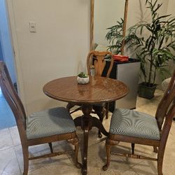 Round Dinning Table And 3 Chairs 