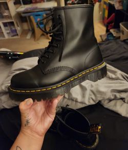 BASICALLY NEW Dr. Martens 