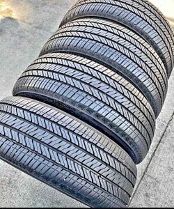 275/50/22 vendo Set De tires Con 80% De Vida Las 4