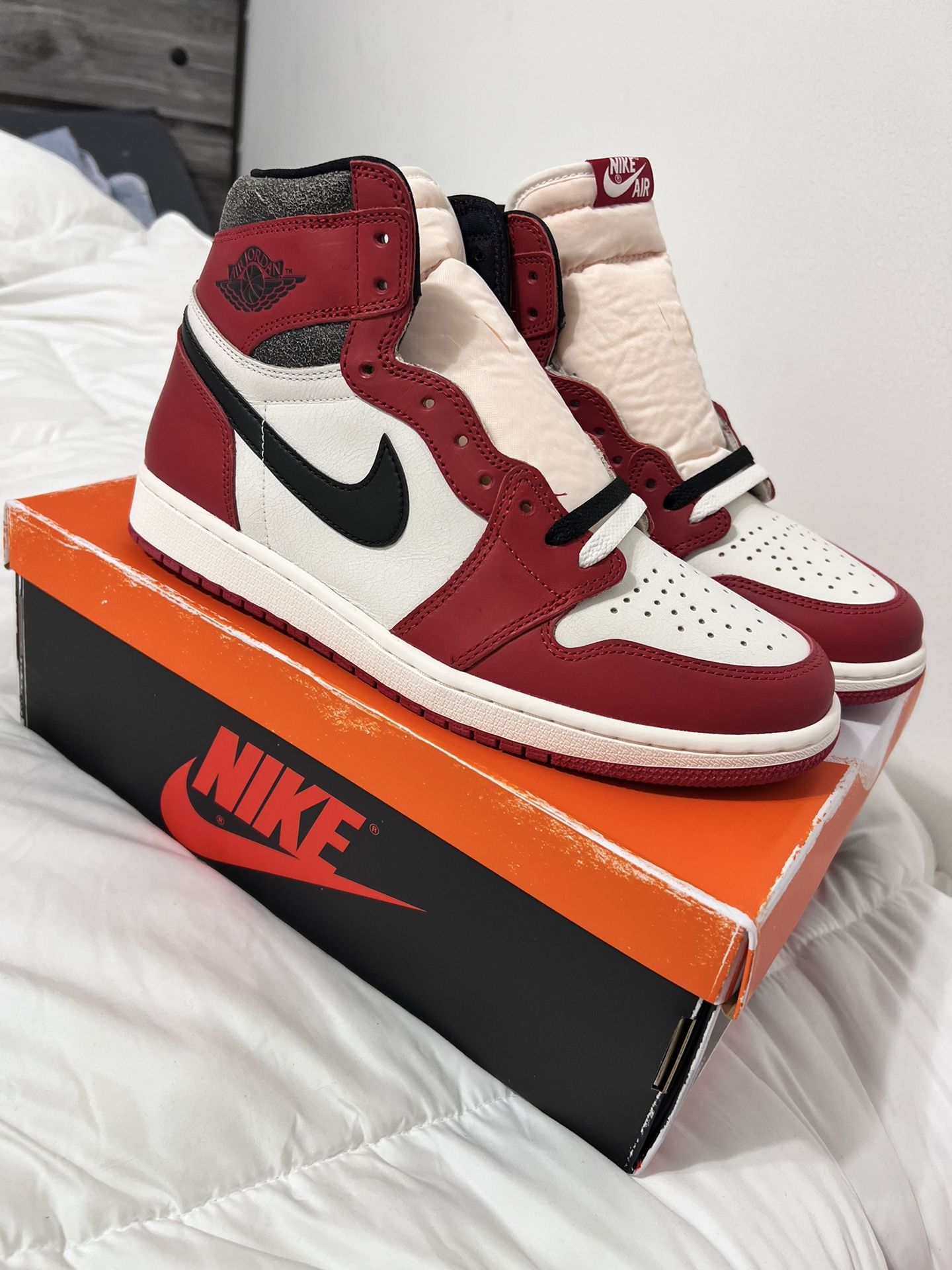 Air Jordan 1 Lost & Found size 10 DS display picture 3