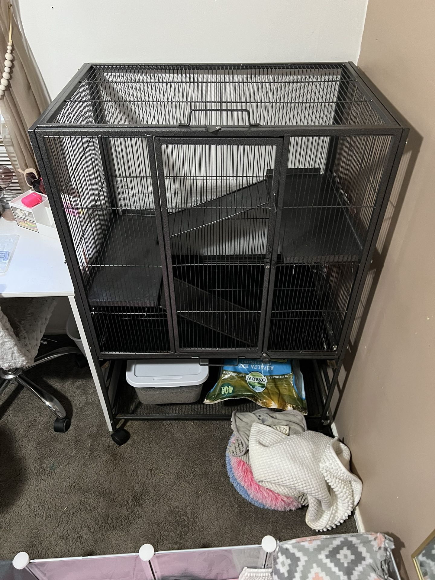 Cage With Tray 