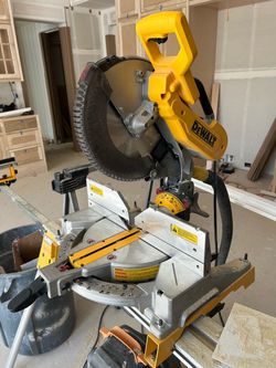 DeWalt DWS 716 12” Compound Miter Saw