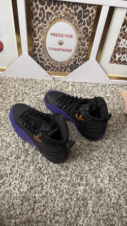 Tennis shoes