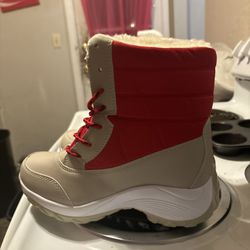 Woman’s Size 7 Snow Boots New