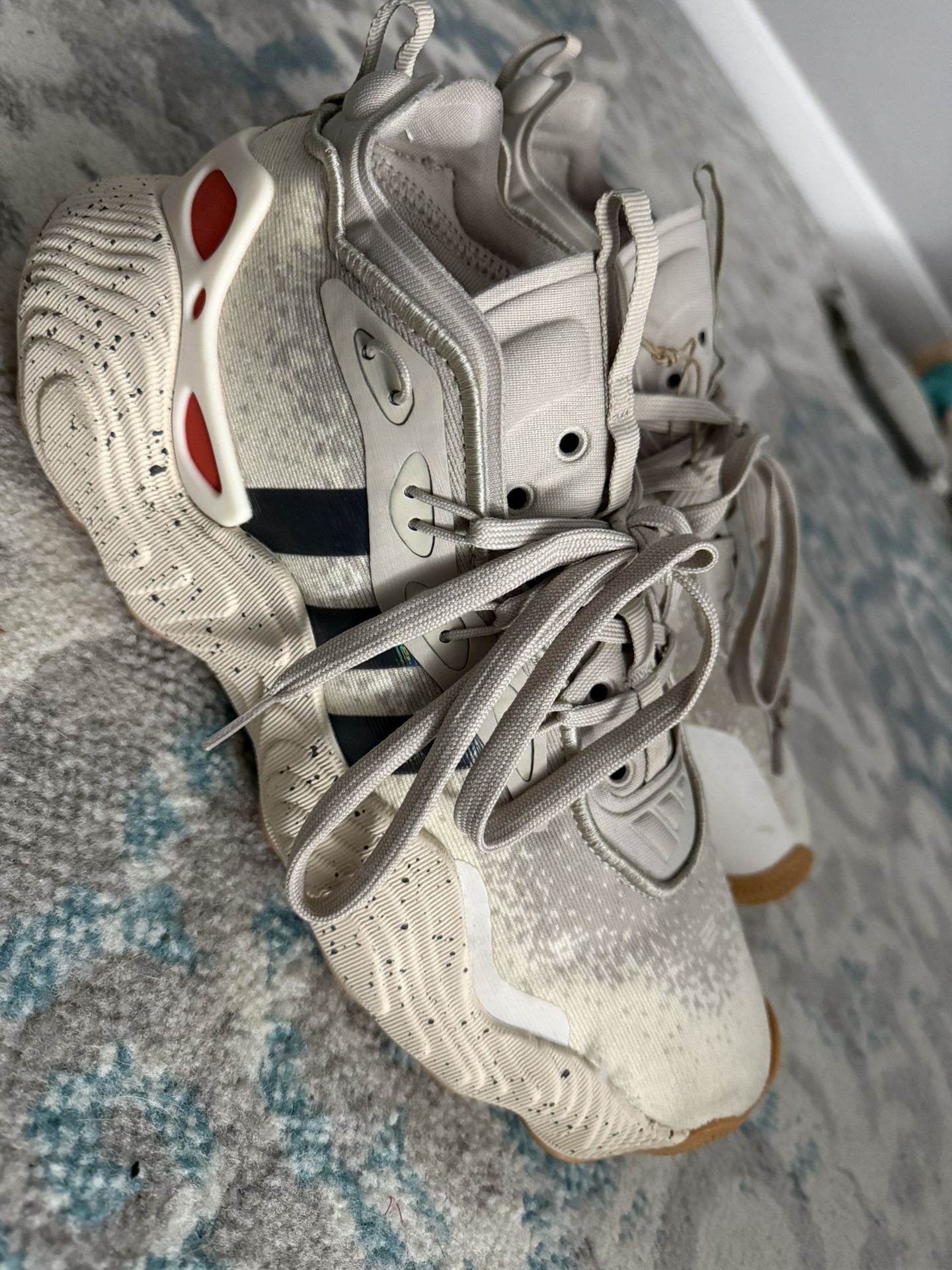 Basketball shoes