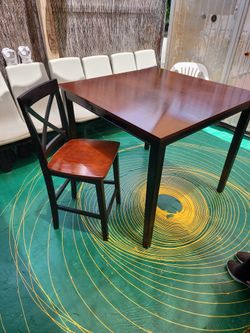 Beautiful Wood Brown Table With 4 Beautiful Chairs. 42×42 H.36.