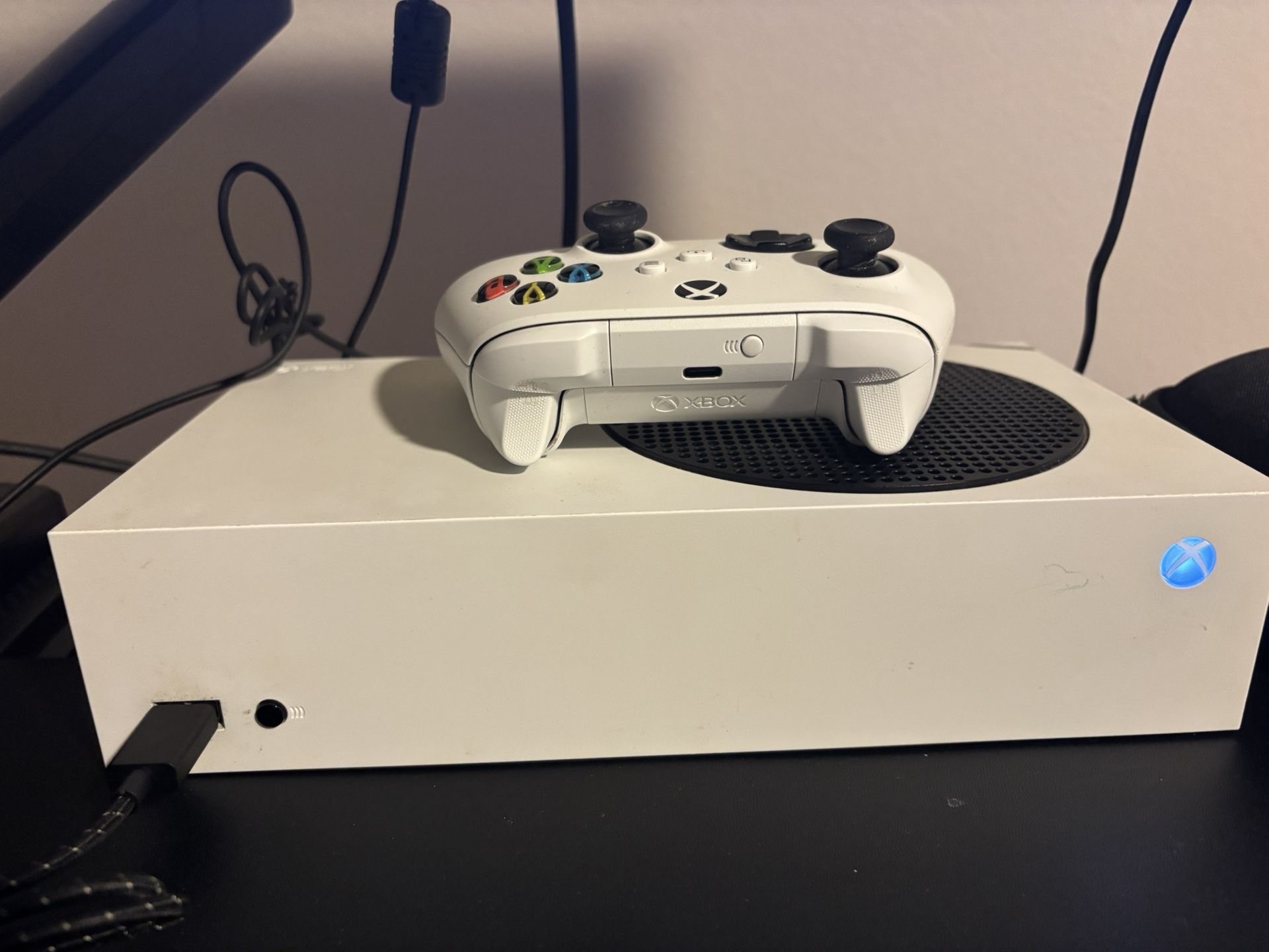 Xbox Serie S and Controller