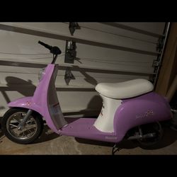 Razor Powered Scooter With  Battery Goes Up  15mph   Great Condition