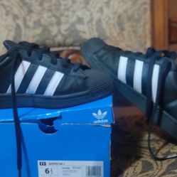 Size 6 1/2 In Kids Adidas Super Star Only Ever Worn Once 