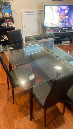 Glass dinning room table.