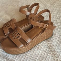 Like new Tommy Hillfiger brown platform size 6