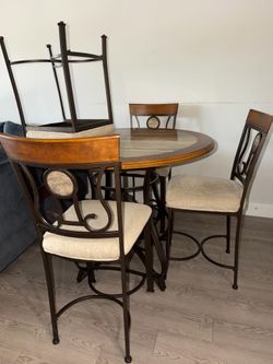 Counter Height Table Set – 4 Chairs – Great Condition