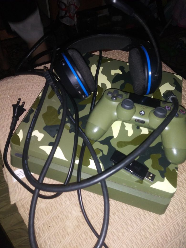 Playstation 4 Slim Camouflage with Turtle Beach Stealth 400 Bluetooth headset