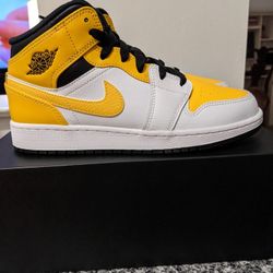 Jordan 1 University Gold Size 5.5y
