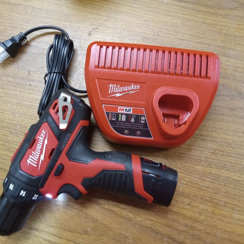 Milwaukee M12 Drill Kit With Battery And Charger