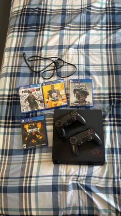 Playstation 4 , 2 controllers , 4 games