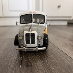 Diecast 1/24 1995 Danbury Mint 1950 Borden's Milk Diecast Truck Doors Are Broken But  Can Be Fix 