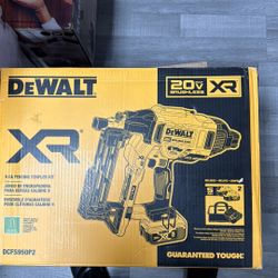  DEWALT 20V MAX Lithium-lon 9-Gauge Cordless Fencing Stapler Kit v (2) 5.0Ah Batteries, Charger and Bag 