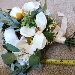 3 Ivory Bridal Bouquets of artificial flowers White, vases not included

Condition is used twice
$60 for largest bouquet
$20 for 2 smaller bouquets

M