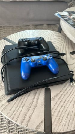 PS4 Slim 500GB + 2 Controllers + Cables