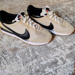 Nike Pacific, Women 7.5 