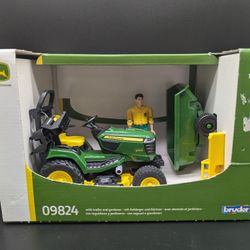 NEW Bruder 09824 John Deere Lawn Tractor with Trailer, Gardener Man & Plow 1:16