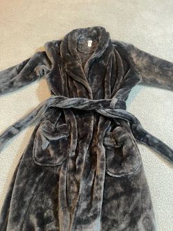 Brown faux fur robe with pockets and belt. Size: S #loungewear #cozy #winterwear